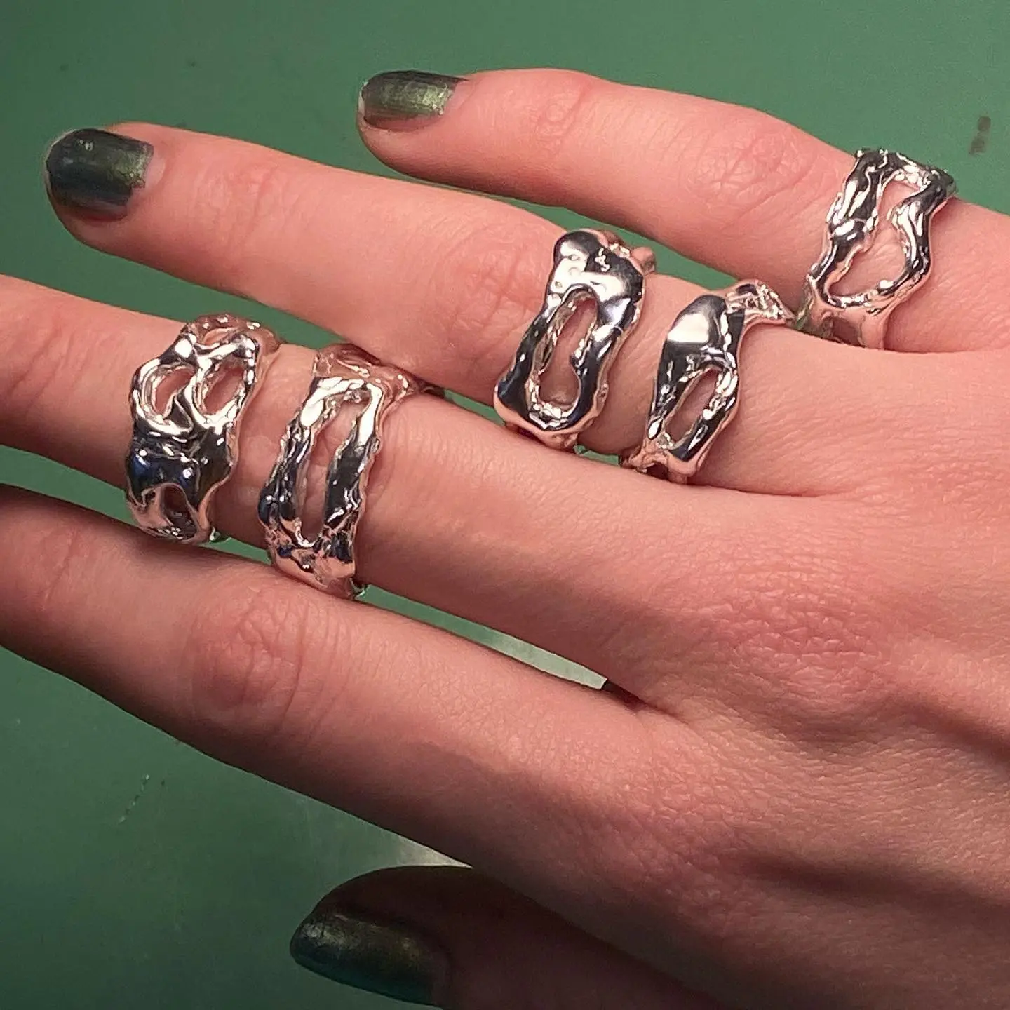 7 Cehofski signaturringe på en hånd
